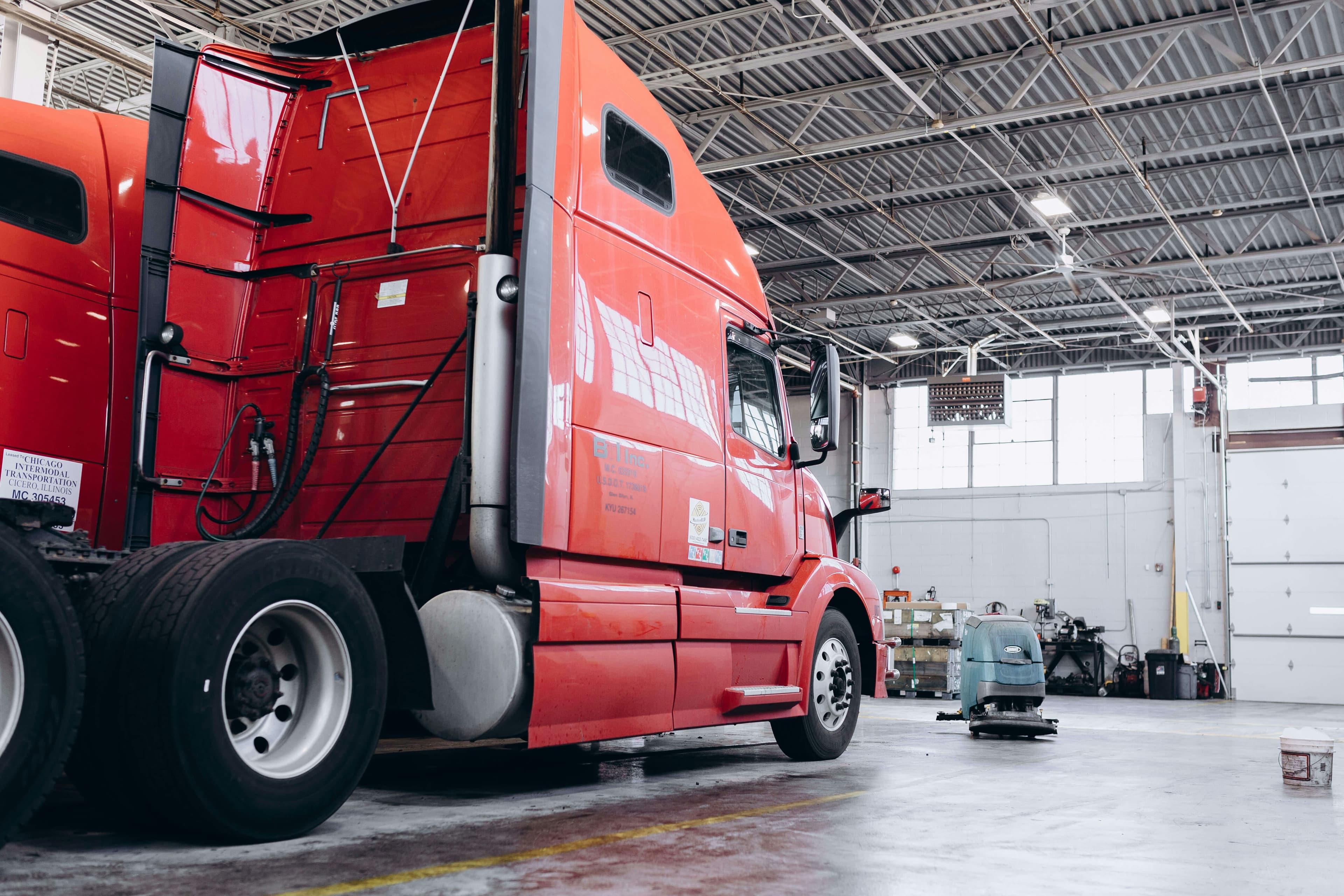 Controllo meccanico su un camion usato prima dell'acquisto — ispezione sottoscocca e motore