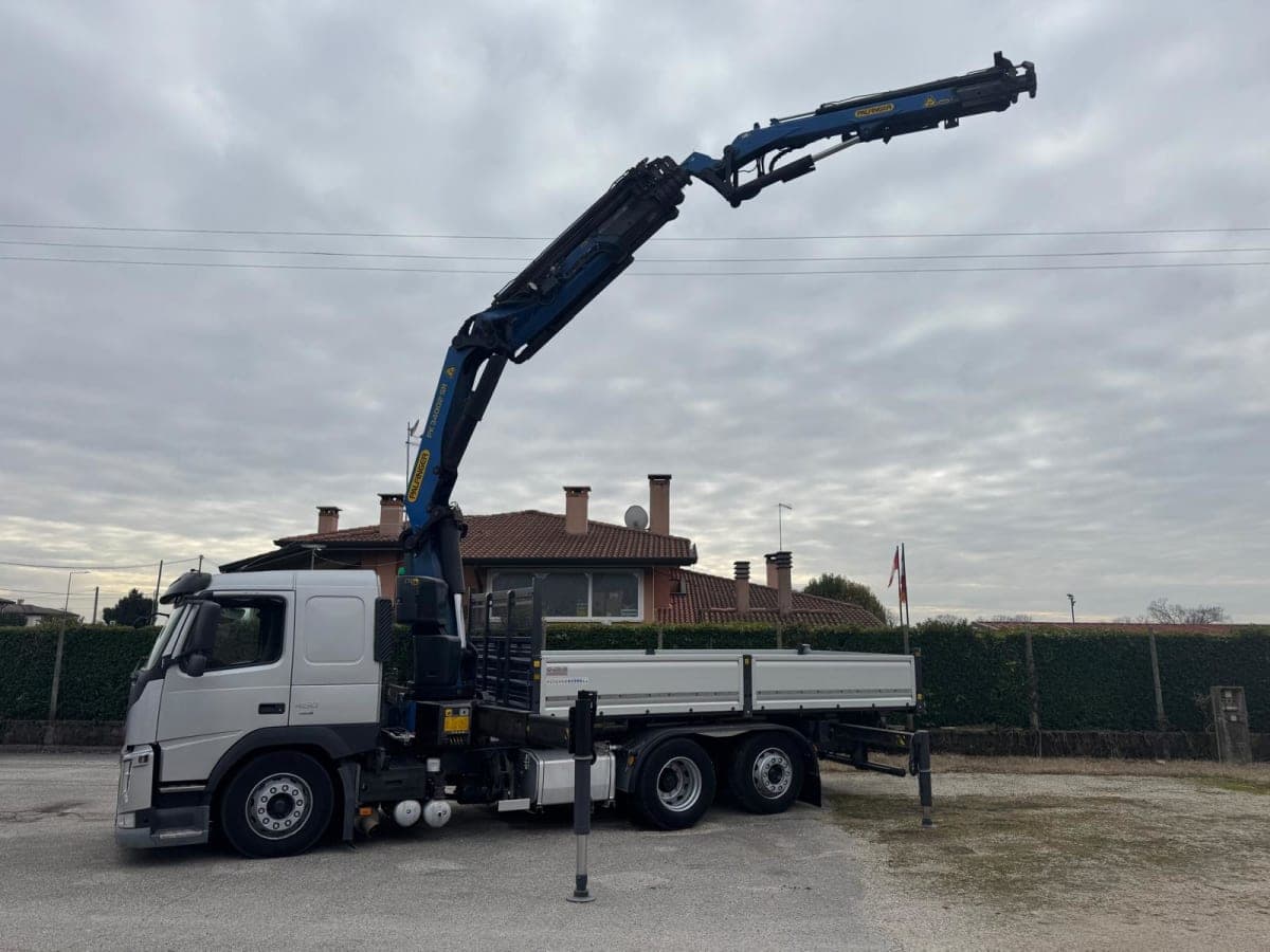 VOLVO FM 450 CON GRU E CASSONE RIBALTABILE EURO 6 — foto 2 di 20