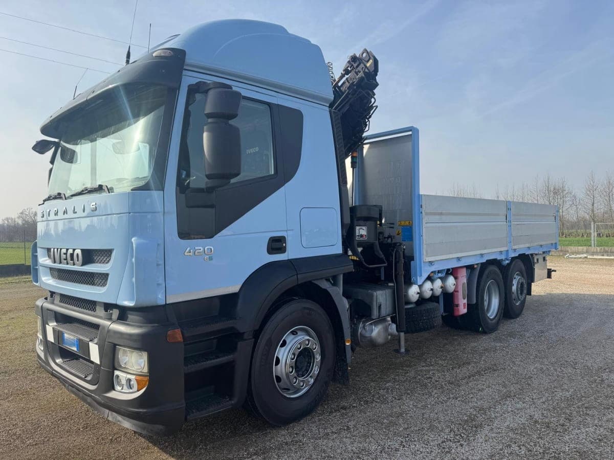 Iveco 260.42 CON GRU E CASSONE FISSO EURO 5
