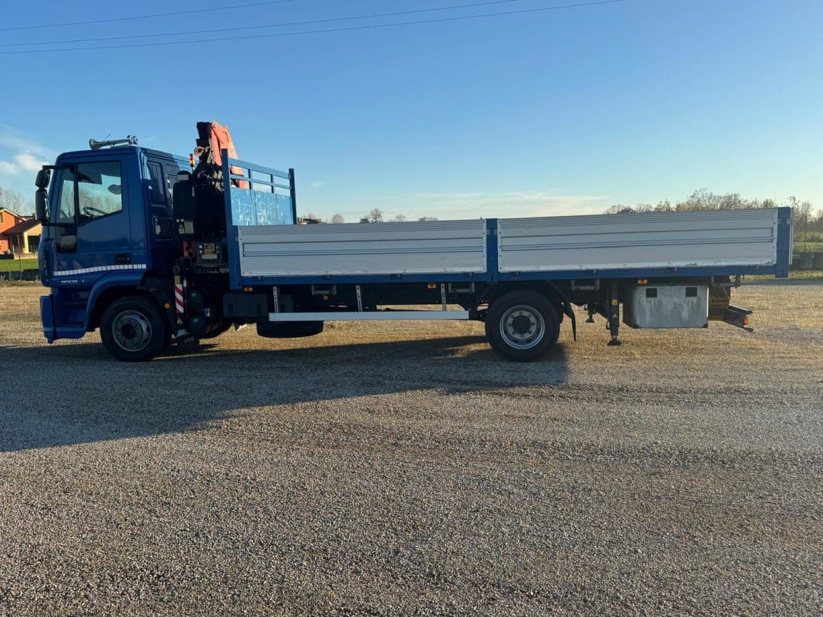 IVECO 120.25 CON GRU E CASSONE FISSO EURO 5 — foto 2 di 11