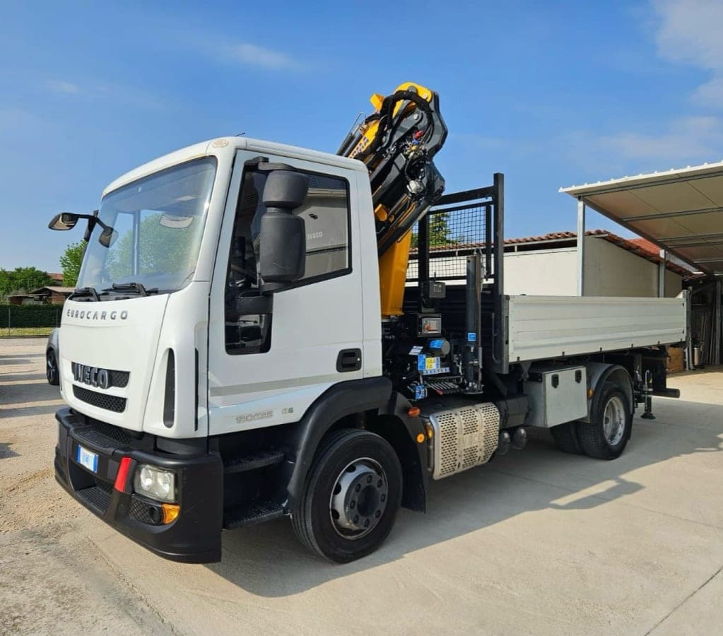 IVECO 120.25 CON GRU E CASSONE RIBALTABILE EURO 6