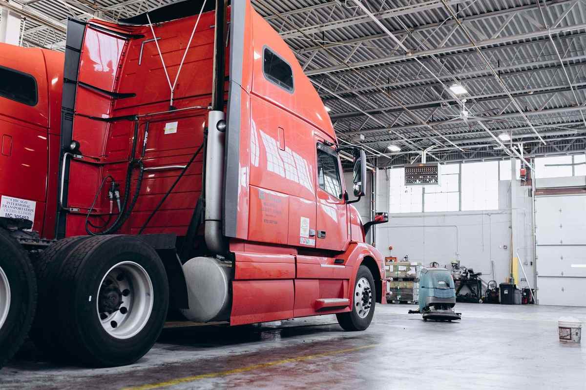 Controllo meccanico su un camion usato prima dell'acquisto — ispezione sottoscocca e motore