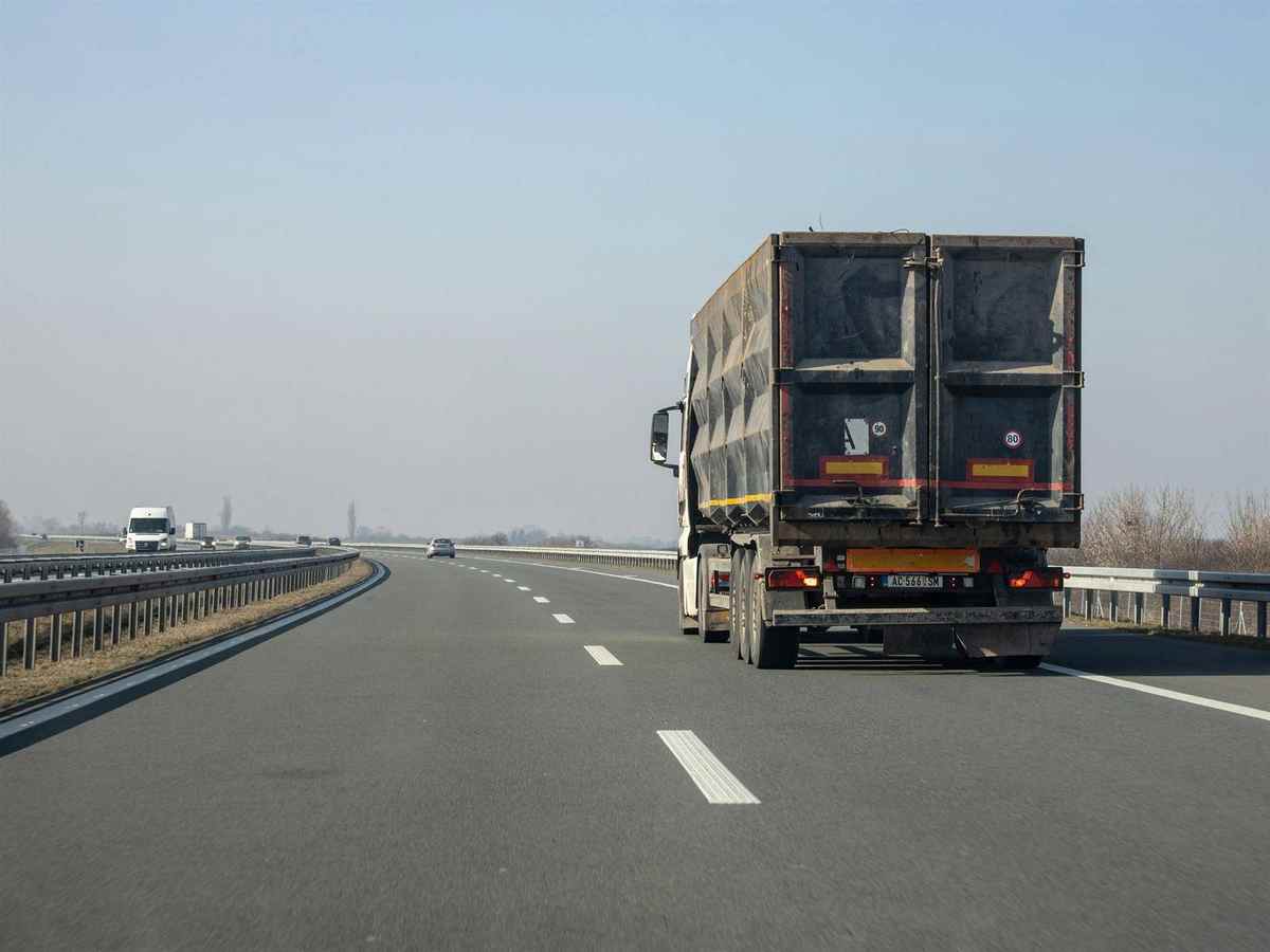 Camion ribaltabile in autostrada italiana — classe emissiva Euro 6 e deroghe ZTL 2030