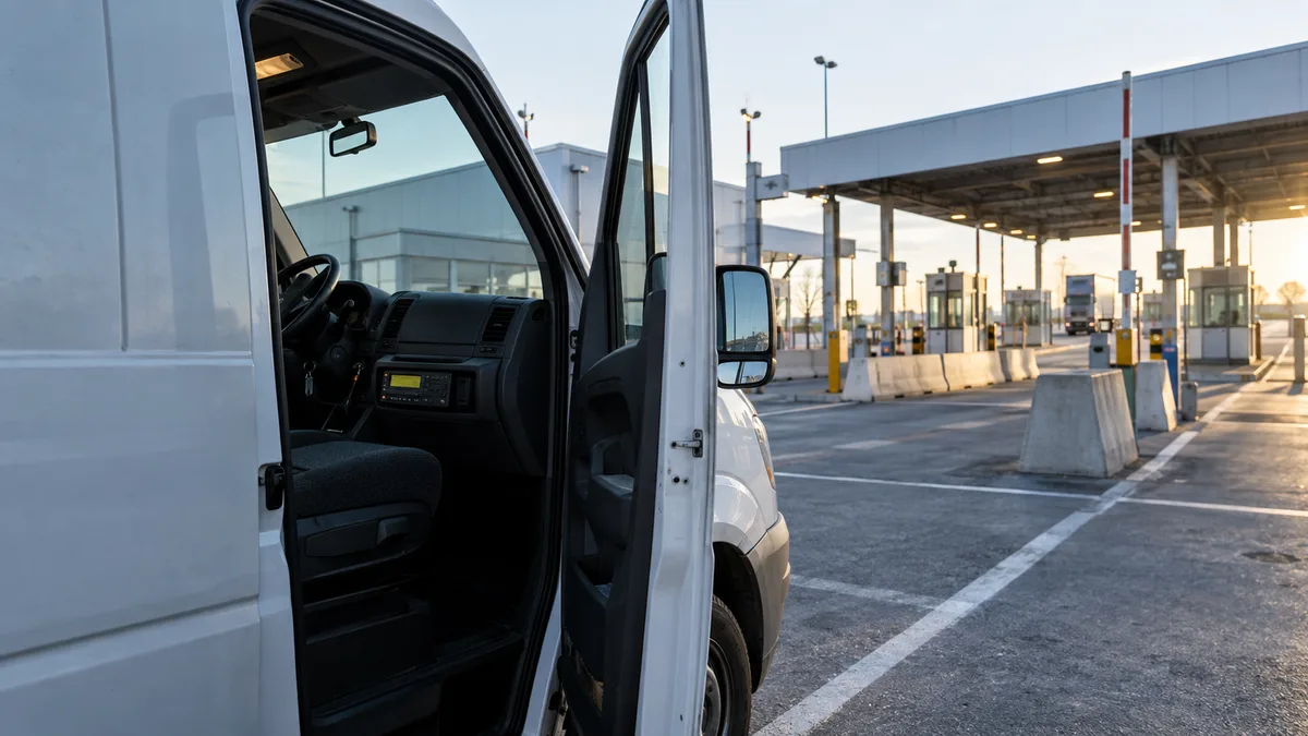 Furgone commerciale in un'area logistica vicino a un confine europeo